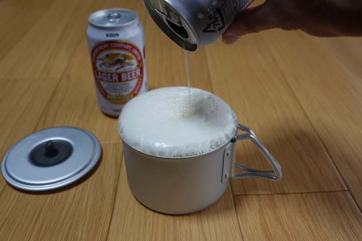 スノーピック・ソロセット焚（新型）のカップと缶ビール