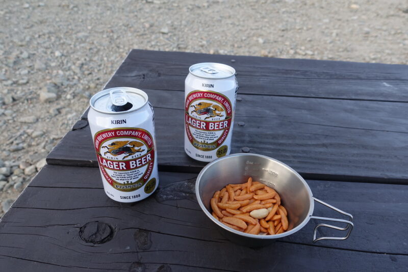 缶ビールと柿ピー