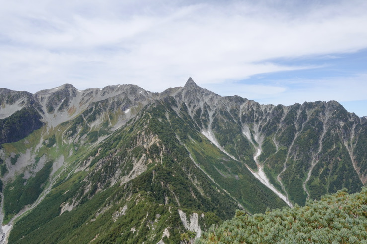 西岳山頂から見た槍ヶ岳