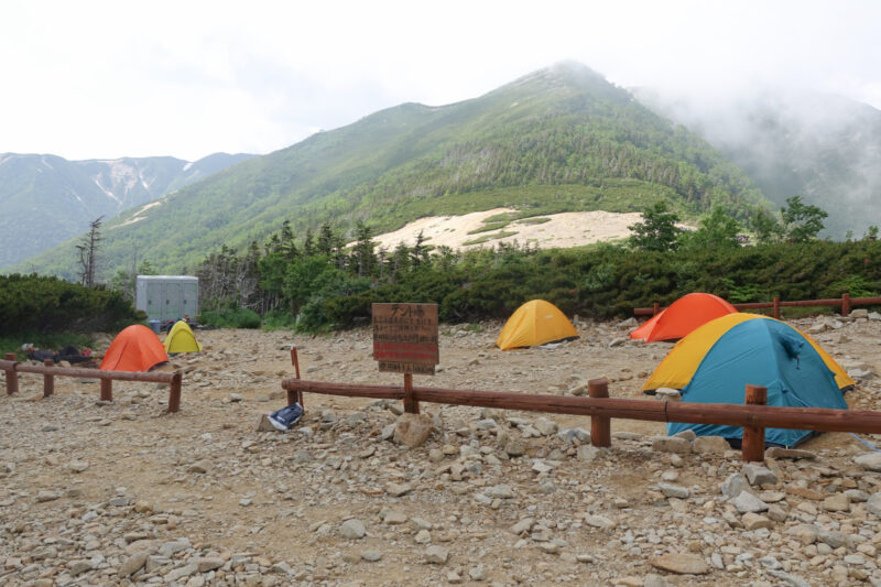 常念小屋のテント場