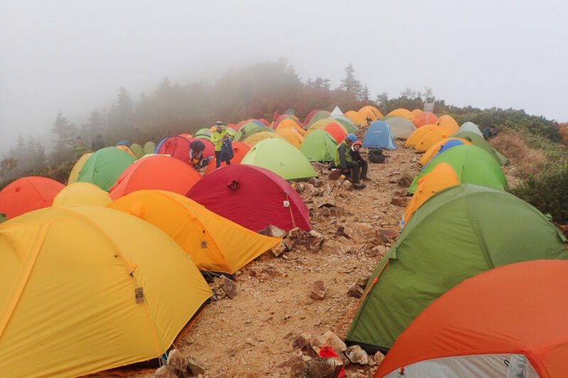 混雑したテント場～北アルプス・冷池山荘（2015年9月）