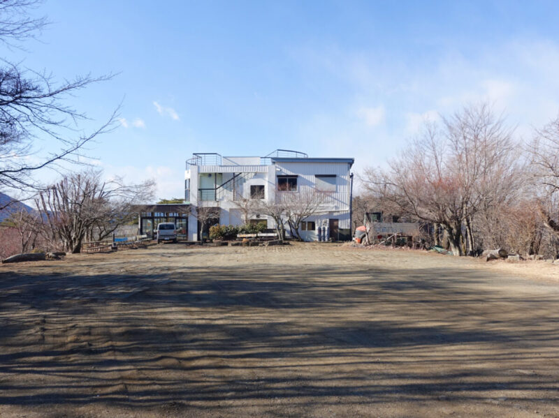 紅葉台展望レストハウスと駐車場