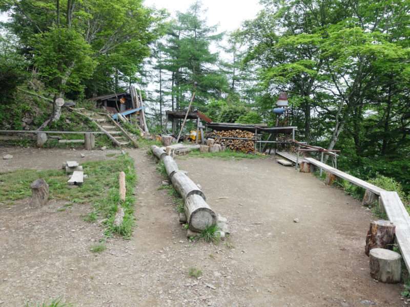 七ツ石小屋のテント場（2026年5月）