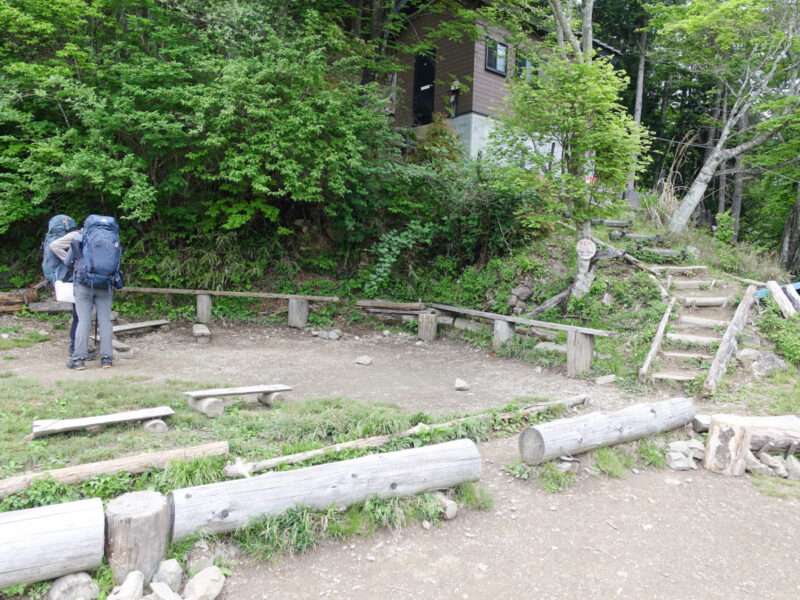 
七ツ石小屋のテント場とトイレ（2026年5月）